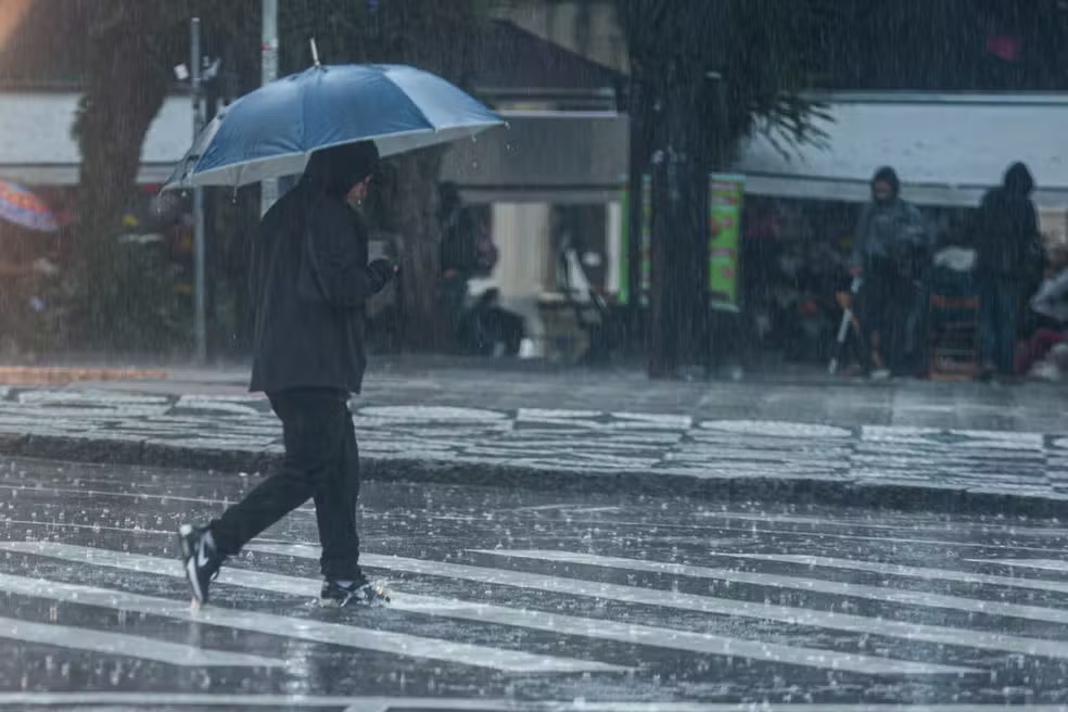 ciclone traz tempestades severas, vendavais e granizo ao Paraná