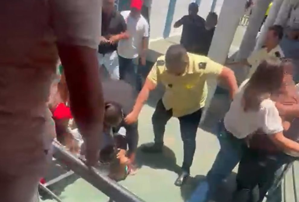eleitores trocam socos durante votação