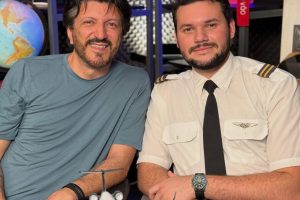 jovem de Maringá que vendia tortinhas para ser piloto de avião faz homenagem a Lito Sousa